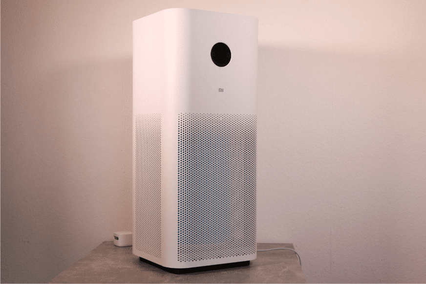 Der Xiaomi Mi Air Purifier Pro H Luftreiniger steht auf einem Tisch vor einer weißen Wand